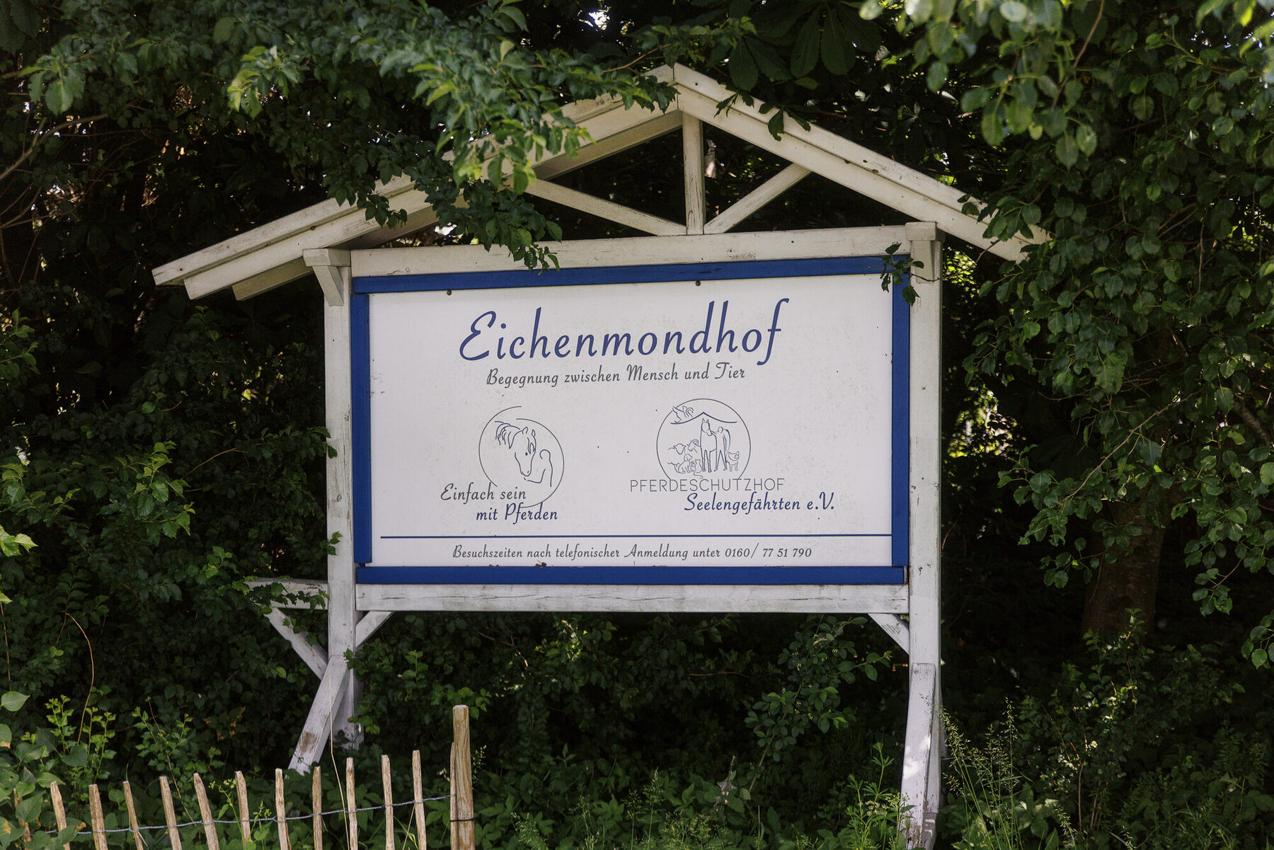 Ein handbemaltes Schild am Gnadenhof Königsmoor