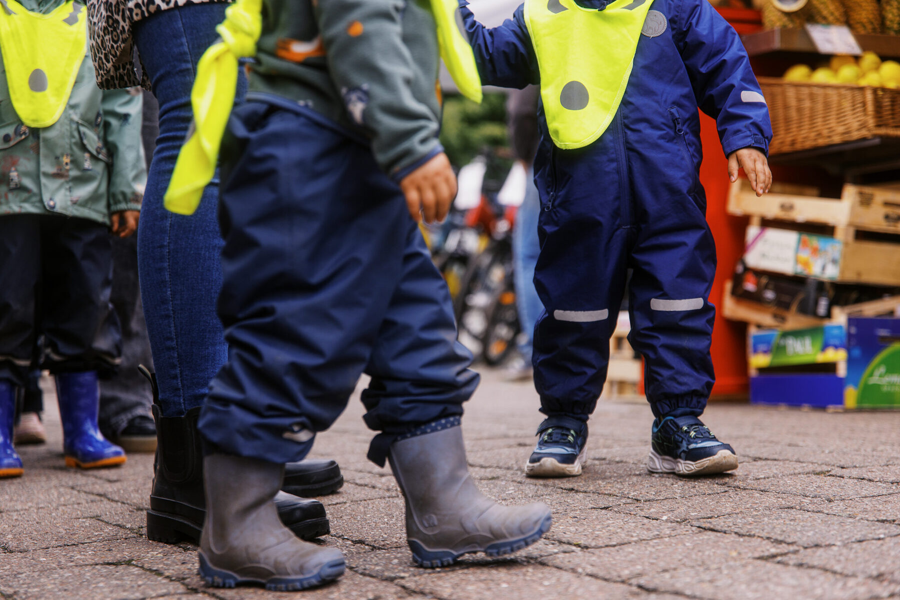 Stände des Wochenmarkts auf dem Platz Am Sande in Tostedt